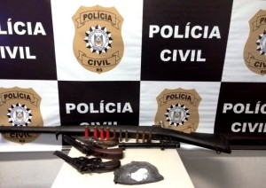 Armas e drogas apreendidas com a quadrilha que vendia com tele entrega