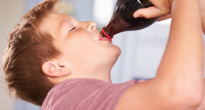Obesidade infantil: medidas drásticas são necessárias para conter a ingestão de refrigerantes