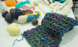 ESPAÇO RETRATE : Mulheres aproveitam dias frios para confecção em lã de ovelha