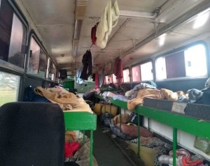 Grupo com adultos e adolescentes residia num ônibus em precárias condições 
