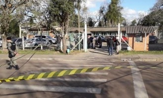 CHARQUEADAS :  Ex-aluno ataca professora e estudantes com machadinha