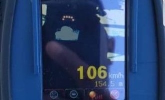 TRÂNSITO : Radar móvel flagra moto a 106 km/h