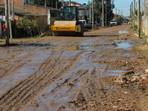 CHUVA transformou pavimento da rua em lodo e moradores estão no meio do barro