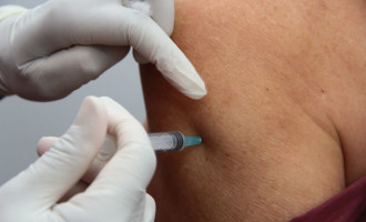 Vacinação contra Covid é retomada nesta segunda