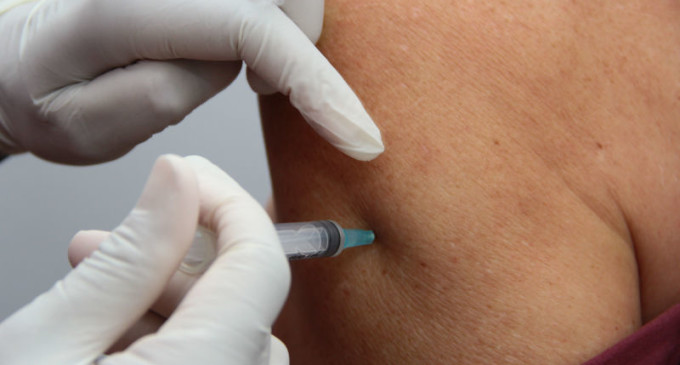 Vacinação contra Covid é retomada nesta segunda