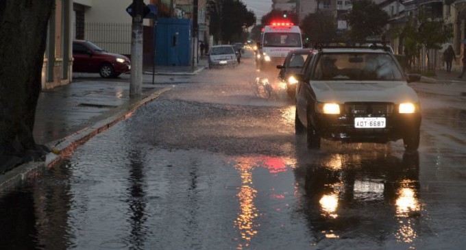 Pelotas já passa  de 110 milímetros de chuva nas últimas 12 horas