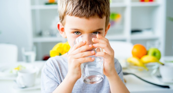 Crianças que não bebem água estão consumindo 100 calorias extra por dia