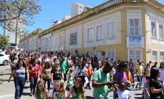 Vida e Paz na caminhada da Escola São Francisco de Assis