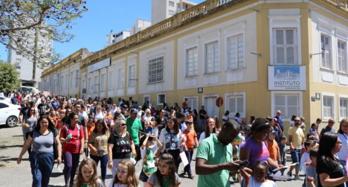 Vida e Paz na caminhada da Escola São Francisco de Assis