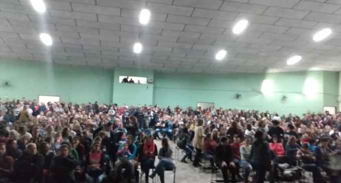 PARCELAMENTO DE SALÁRIOS : Municipários entram em greve