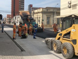Obras de requalificação da via foram intensificadas neste sábado, entre Voluntários e Floriano.