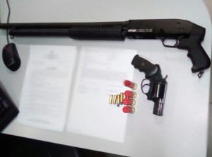 Espingarda e revólver apreendidos pelos policiais militares