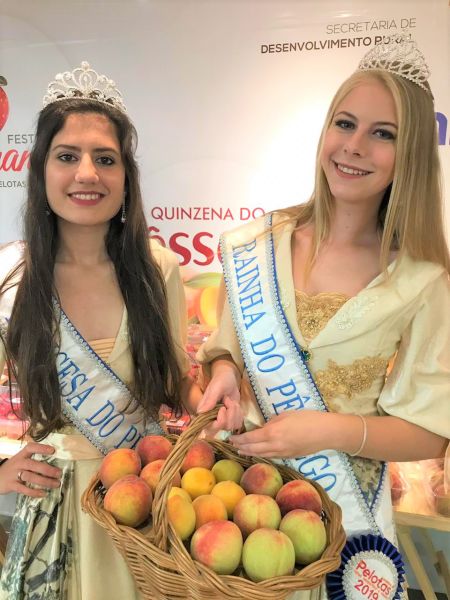 A rainha e a princesa do pêssego, respectivamente Helen Strelow Knabach e Jaddy Lima da Silva, intensificam a agenda de visitas e contatos para divulgação das festividades da Abertura da Colheita.