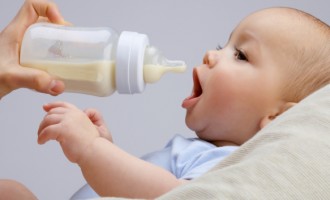 Pediatras querem mudança em Guia Alimentar que recomenda leite de vaca integral para bebês