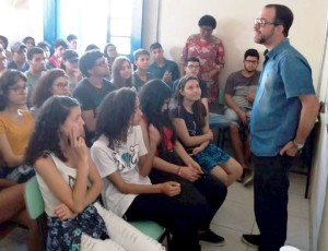 Historiador Rodrigo Trespach interagiu com alunos da escola pública