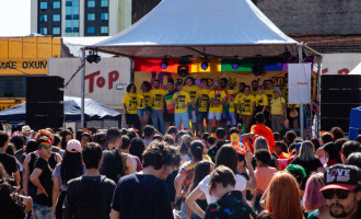 PARADA LGBT : Milhares de pessoas celebram a diversidade no Largo do Mercado