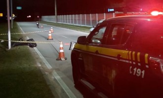 TRÂNSITO : Motociclista morre após colisão em poste de luz