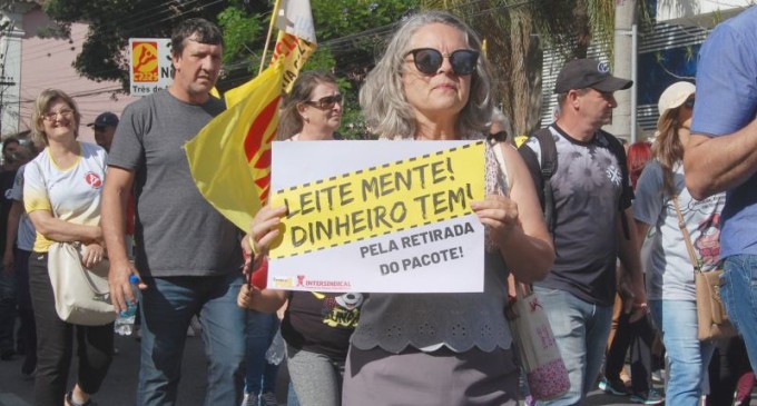 Servidores estaduais nas ruas de Pelotas contra Eduardo Leite