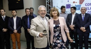 JORNALISTA Hélio Freitag, Diretor-Presidente do Diário da Manhã, foi um dos homenageados. Recebeu o troféu que foi entregue pela prefeita de Turuçu, Selmira Fehrembach 