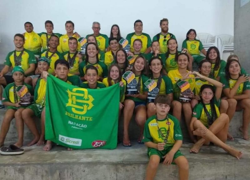 Equipe vitoriosa no Estadual de Natação