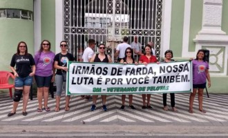 Esposas de PMs e bombeiros fazem protesto em frente ao Quartel