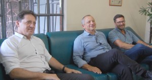 Maestro Evandro Matté (E), Luís Fernando Parada (E), gerente do Sesc/Pelotas, e Silvio Bento, em visita ao Diário da Manhã FOTO: HFJ/DM 