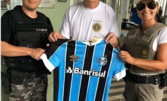 SOLIDARIEDADE : Elenco do Grêmio doa camiseta e colabora com policial militar