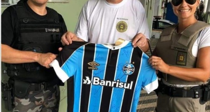 SOLIDARIEDADE : Elenco do Grêmio doa camiseta e colabora com policial militar