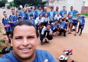 Treinador Carlos Oliveira e os atletas que representaram a região no Paraná