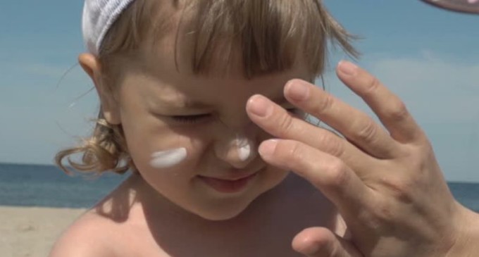 DEZEMBRO LARANJA: Cuidado com a  exposição das crianças ao sol deve ser reforçado