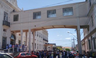 PROTESTO NA SANTA CASA : Servidores com salários em atraso podem entrar em greve