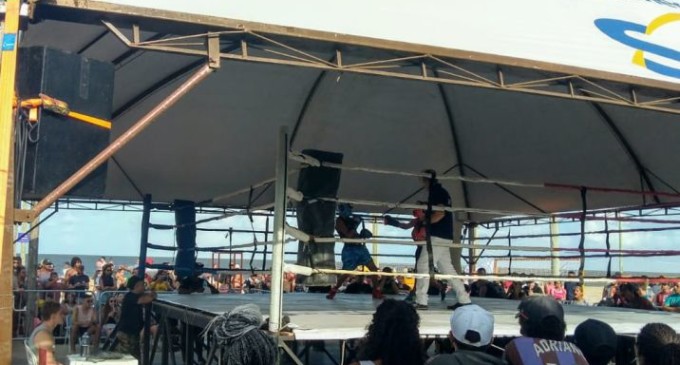 Evento de Boxe reúne centenas no Laranjal