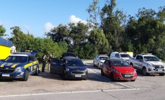 PRF e BM prendem dois casais com dois carros roubados em Pelotas