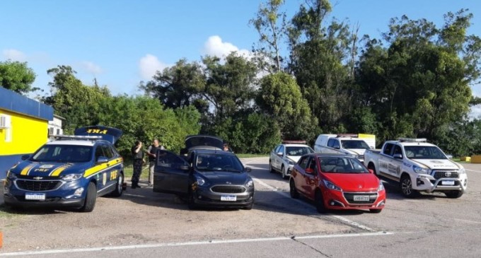 PRF e BM prendem dois casais com dois carros roubados em Pelotas
