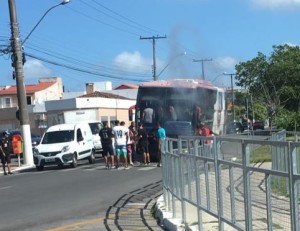 Ônibus Xavante teve problemas mecânicos na Avenida JK de Oliveira e alguns torcedores cobraram o técnico Gustavo Papa e o auxiliar Cirilo sobre o rendimento do time