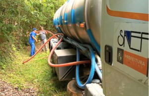 SANEP abastece residências de dezenas de famílias que estão sem água para consumo
