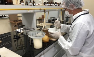 Parceria produz 150 litros de álcool gel em um dia