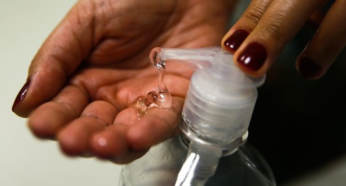Procon Pelotas fiscaliza preços cobrados pelo álcool gel e máscaras descartáveis