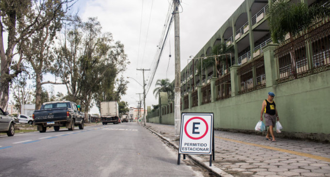 Continua permitido estacionar no futuro corredor de ônibus da Duque