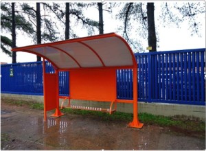 As paradas de ônibus disponíveis são as novas, de vidro, e as de metal, na cor laranja. 
