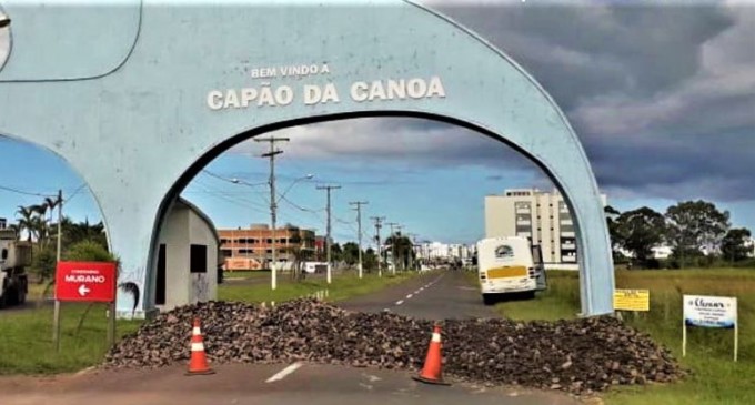 Prefeitura de Capão da Canoa constrói barricadas nos acessos da cidade