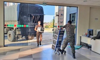 Receita Federal em Pelotas faz doação de mais de 9 mil garrafas de bebidas alcoólicas para transformação em álcool gel