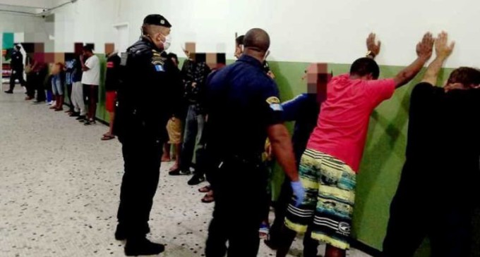 GUARDA MUNICIPAL :  Usuários da Casa de Passagem  são revistados no Pelotense