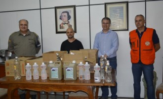 Defesa Civil entrega doação de álcool gel para a BM em Pelotas