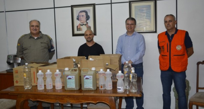 Defesa Civil entrega doação de álcool gel para a BM em Pelotas