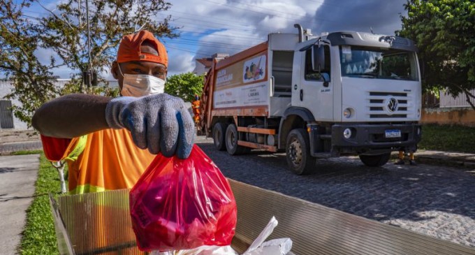 Prefeitura distribui sacos de lixo para descarte de luvas e máscaras