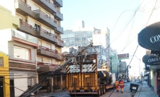 Caminhão derruba postes e causa grande estrago