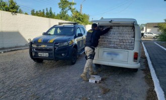 PRF prende dois contrabandistas e apreende camionete carregada de cigarros em Pelotas