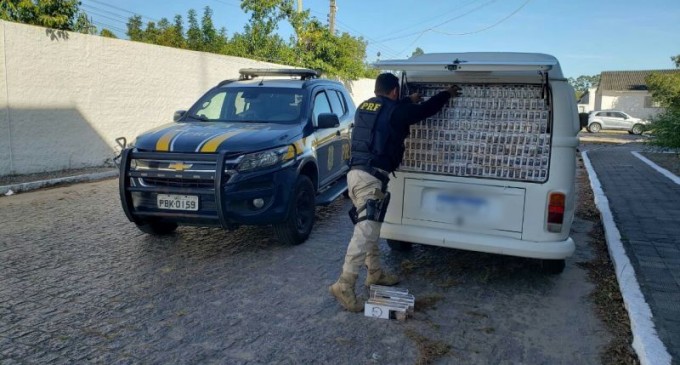 PRF prende dois contrabandistas e apreende camionete carregada de cigarros em Pelotas