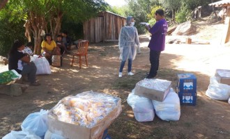 Indígenas recebem alimentos e itens de higiene